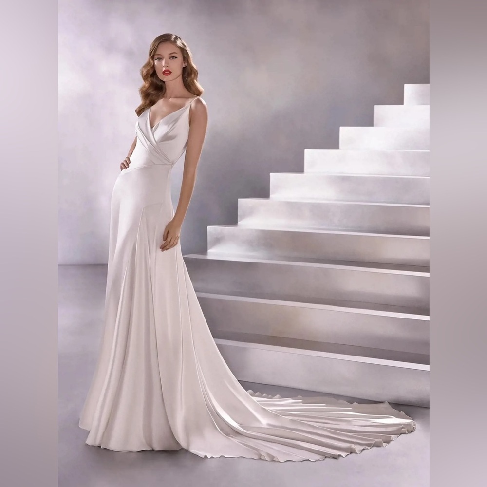 Stunning Atelier Pronovias Big Bang Wedding Dress Light Silver - US 8